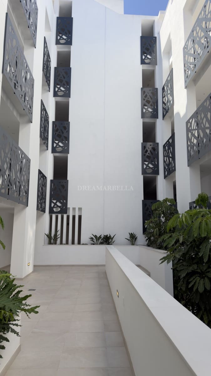 2 bedroom Apartment for rent in Estepona with pool garage - € 2,500 (Ref: 10000215)