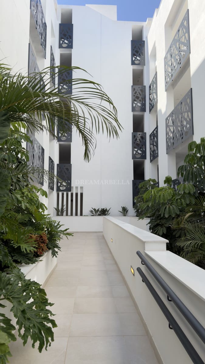2 bedroom Apartment for rent in Estepona with pool garage - € 2,500 (Ref: 10000215)