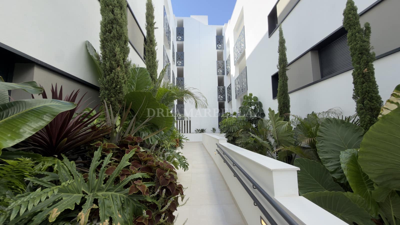 2 bedroom Apartment for rent in Estepona with pool garage - € 2,500 (Ref: 10000215)