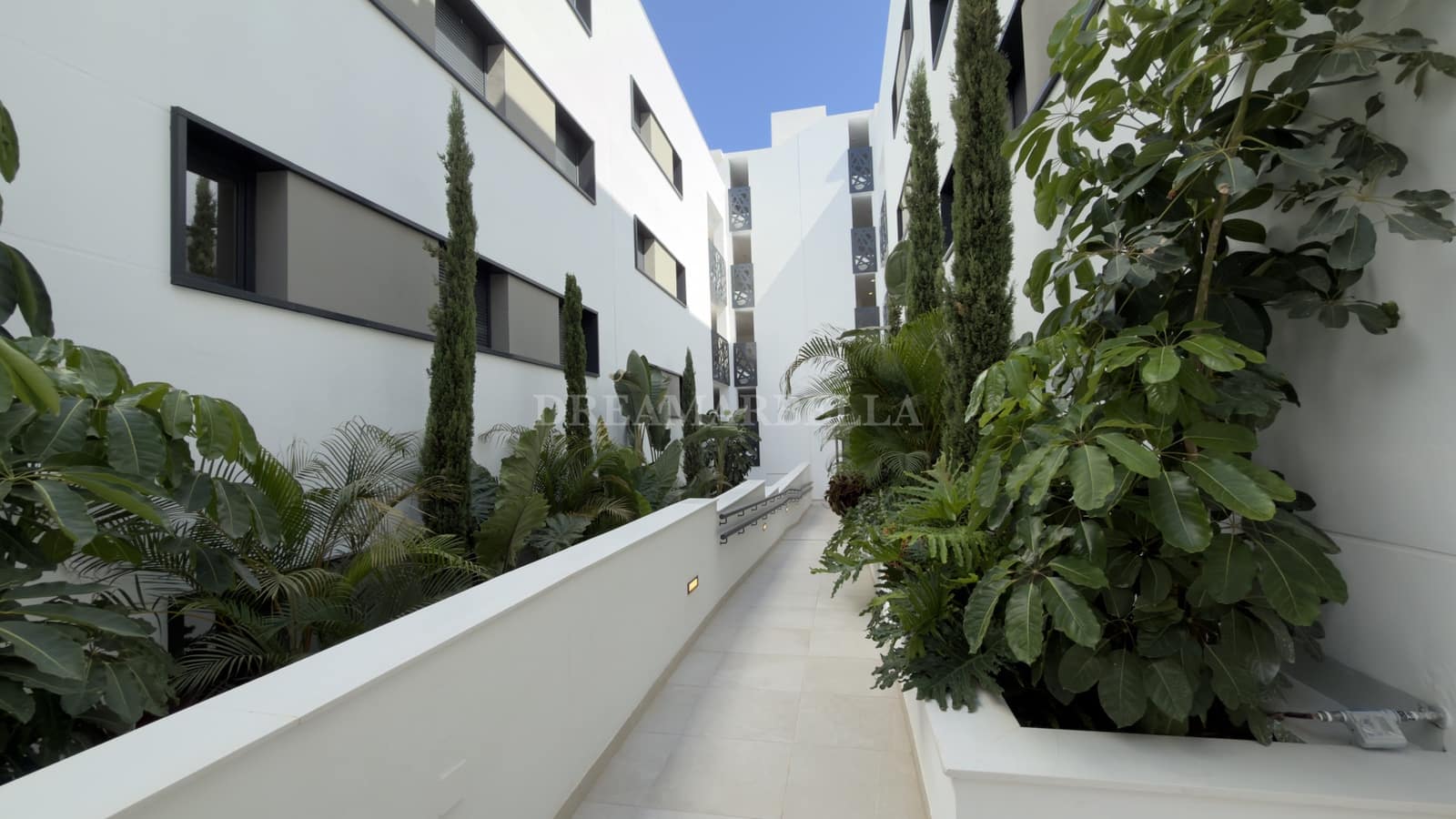 2 bedroom Apartment for rent in Estepona with pool garage - € 2,500 (Ref: 10000215)
