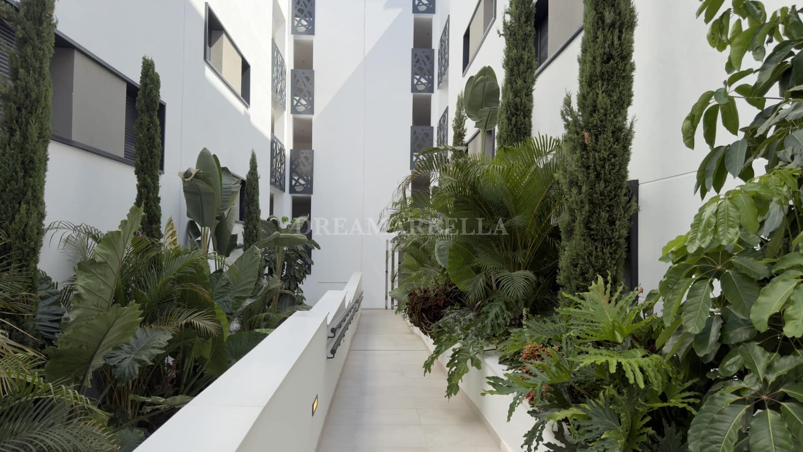 2 bedroom Apartment for rent in Estepona with pool garage - € 2,500 (Ref: 10000215)