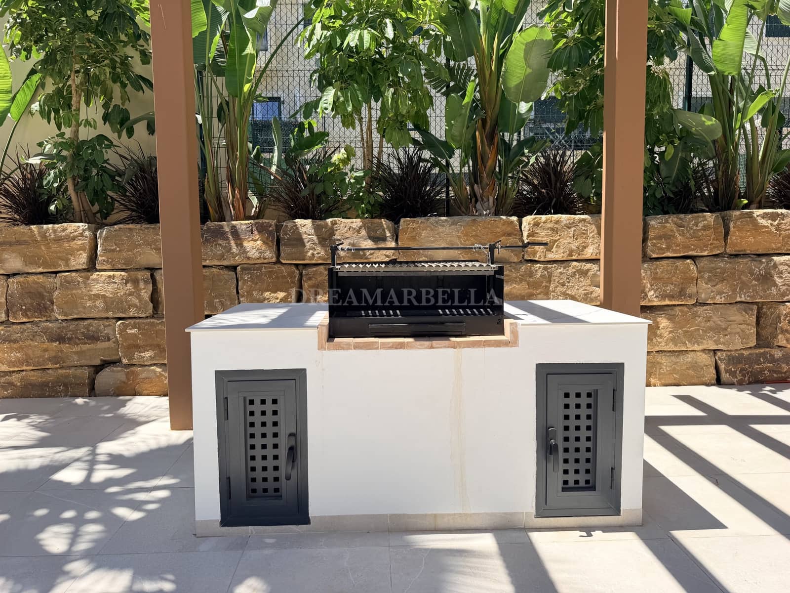 2 bedroom Apartment for rent in Estepona with pool garage - € 2,500 (Ref: 10000215)