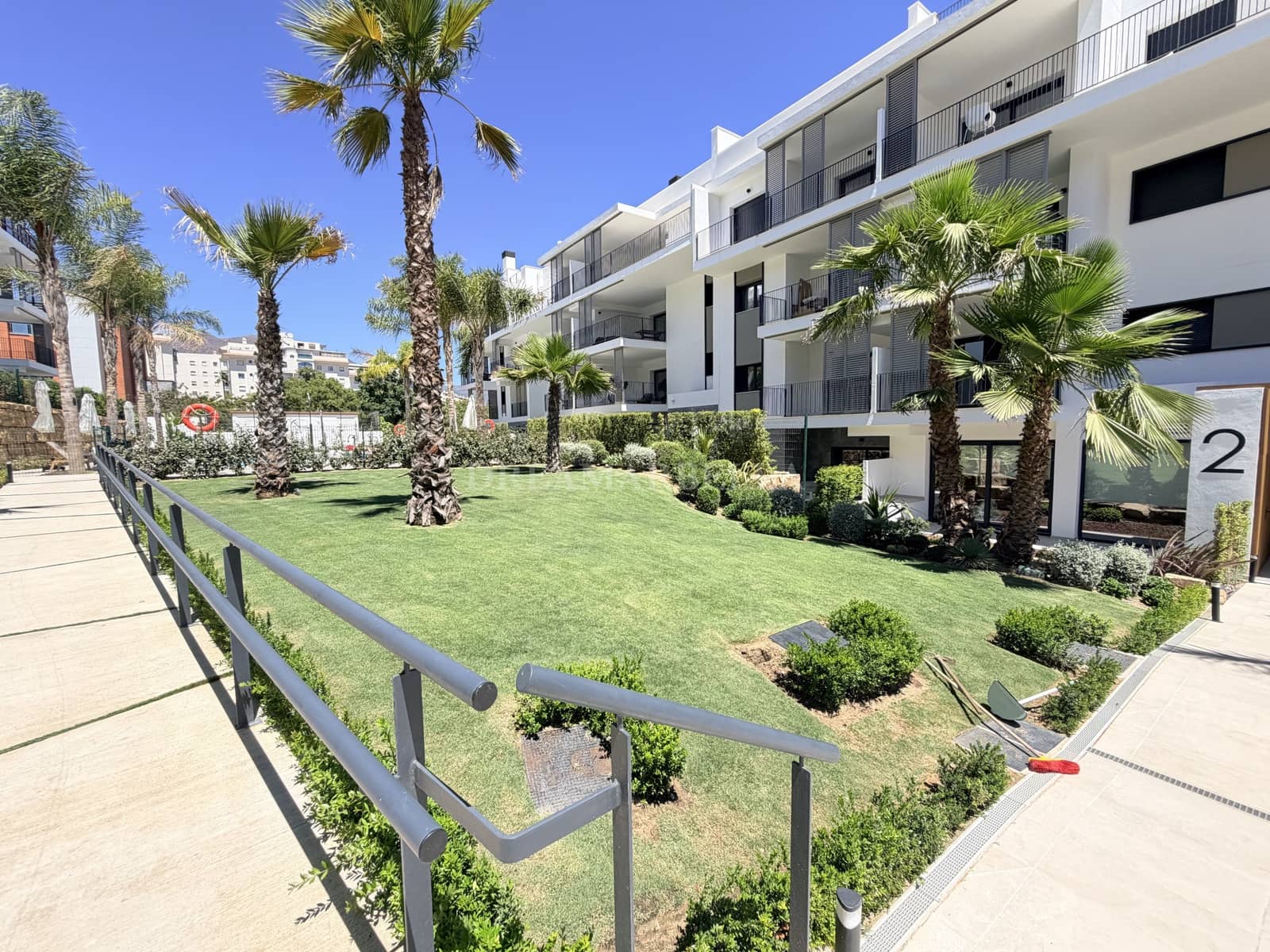 2 bedroom Apartment for rent in Estepona with pool garage - € 2,500 (Ref: 10000215)
