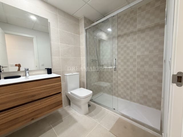 Appartement de 2 chambres à louer à Estepona avec piscine garage - 2 500 € (Ref: 10000216)