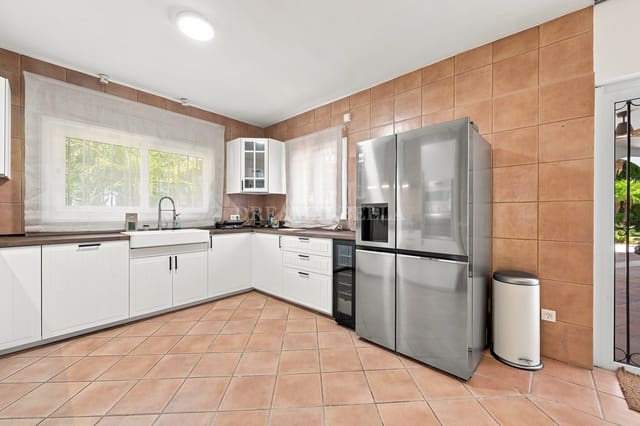 Villa/Maison de 4 chambres à louer à Atalaya-Isdabe, Estepona avec piscine garage - 8 500 € (Ref: 10007469)