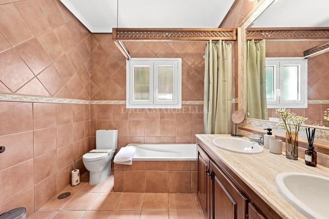 Villa/Maison de 4 chambres à louer à Atalaya-Isdabe, Estepona avec piscine garage - 8 500 € (Ref: 10007469)