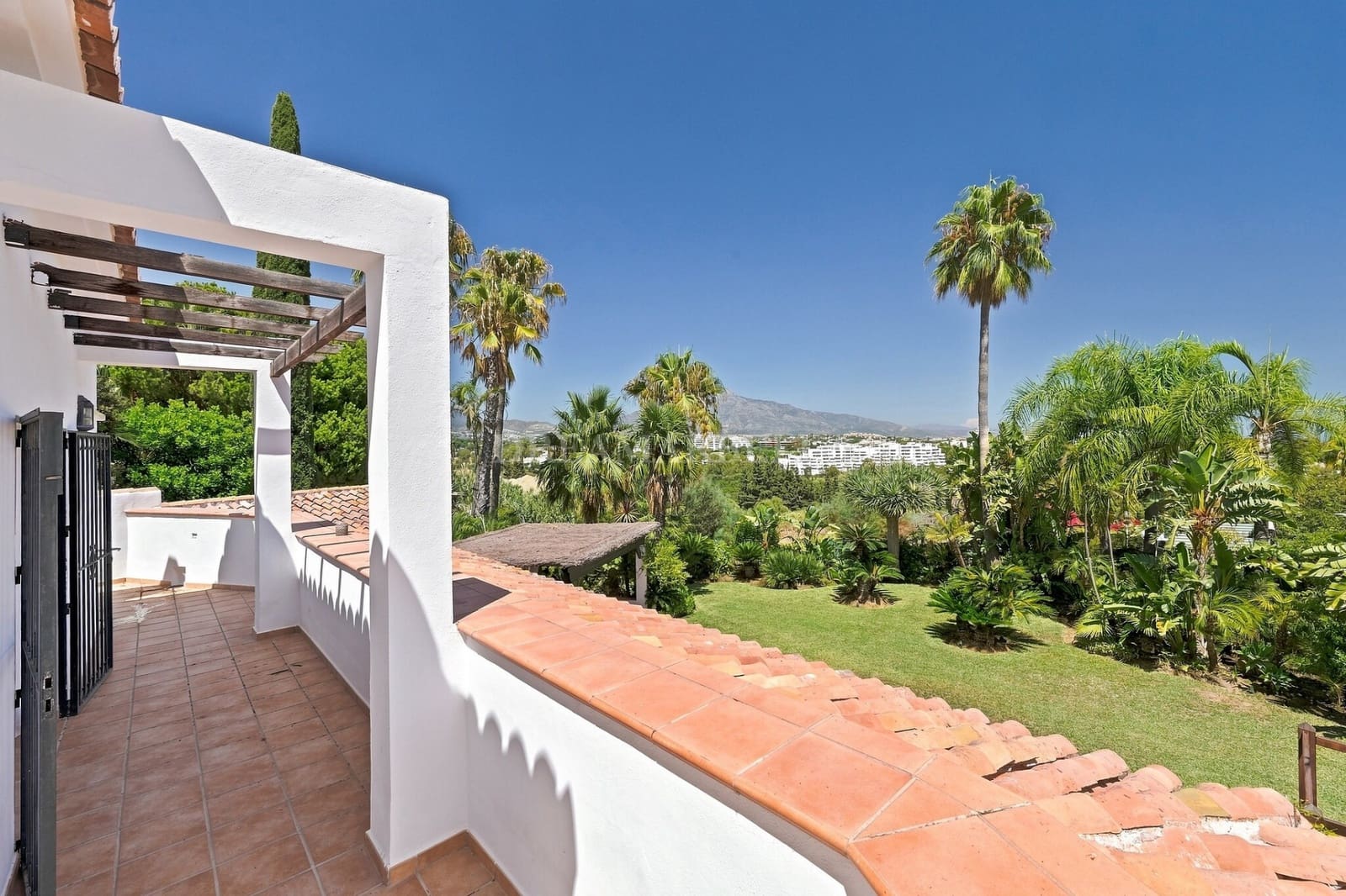 Villa/Maison de 4 chambres à louer à Atalaya-Isdabe avec piscine garage - 8 500 € (Ref: 10007469)