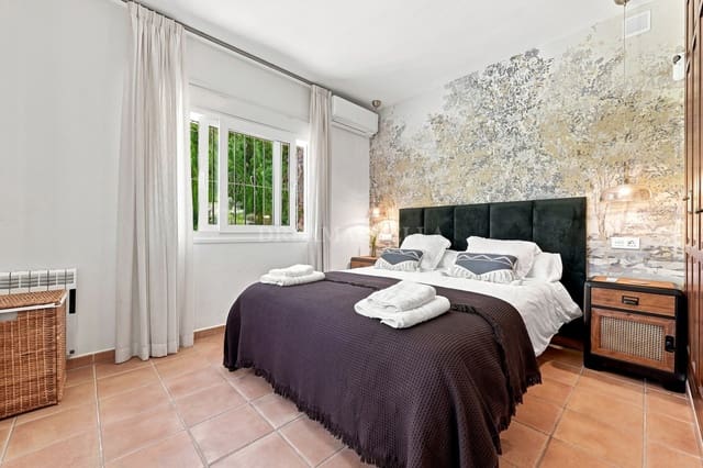 Villa/Maison de 4 chambres à louer à Atalaya-Isdabe, Estepona avec piscine garage - 8 500 € (Ref: 10007469)