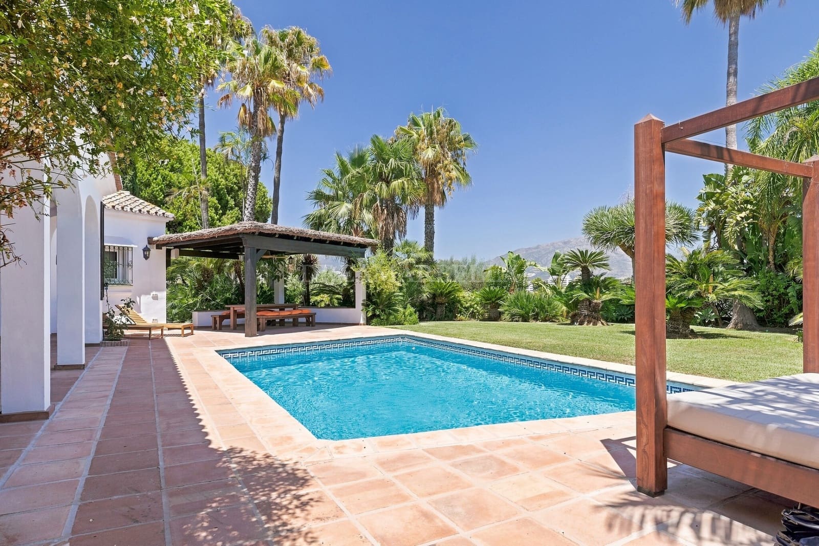Villa/Maison de 4 chambres à louer à Atalaya-Isdabe avec piscine garage - 8 500 € (Ref: 10007469)