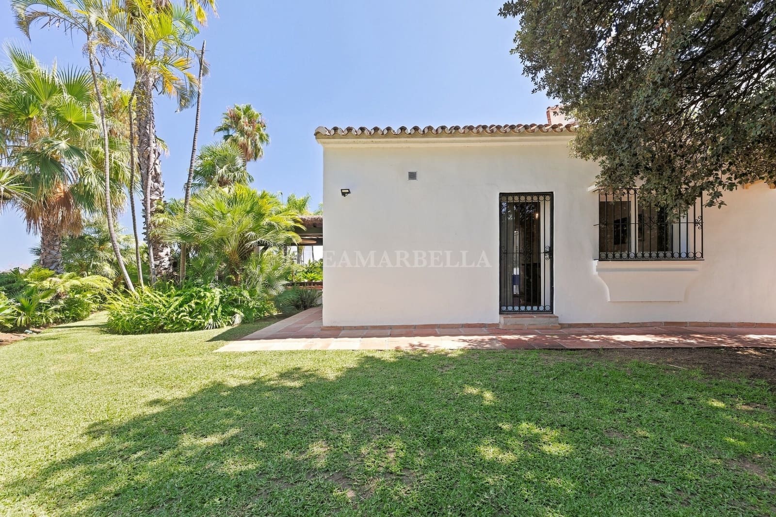 Villa/Maison de 4 chambres à louer à Atalaya-Isdabe avec piscine garage - 8 500 € (Ref: 10007469)