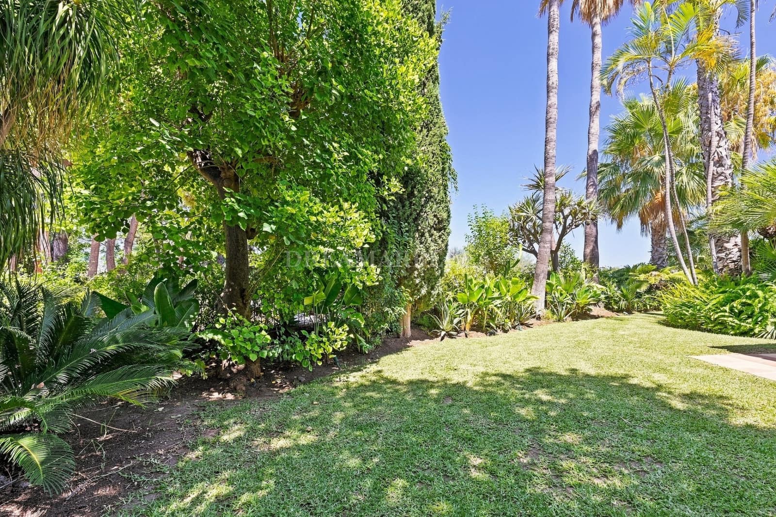 Villa/Maison de 4 chambres à louer à Atalaya-Isdabe avec piscine garage - 8 500 € (Ref: 10007469)