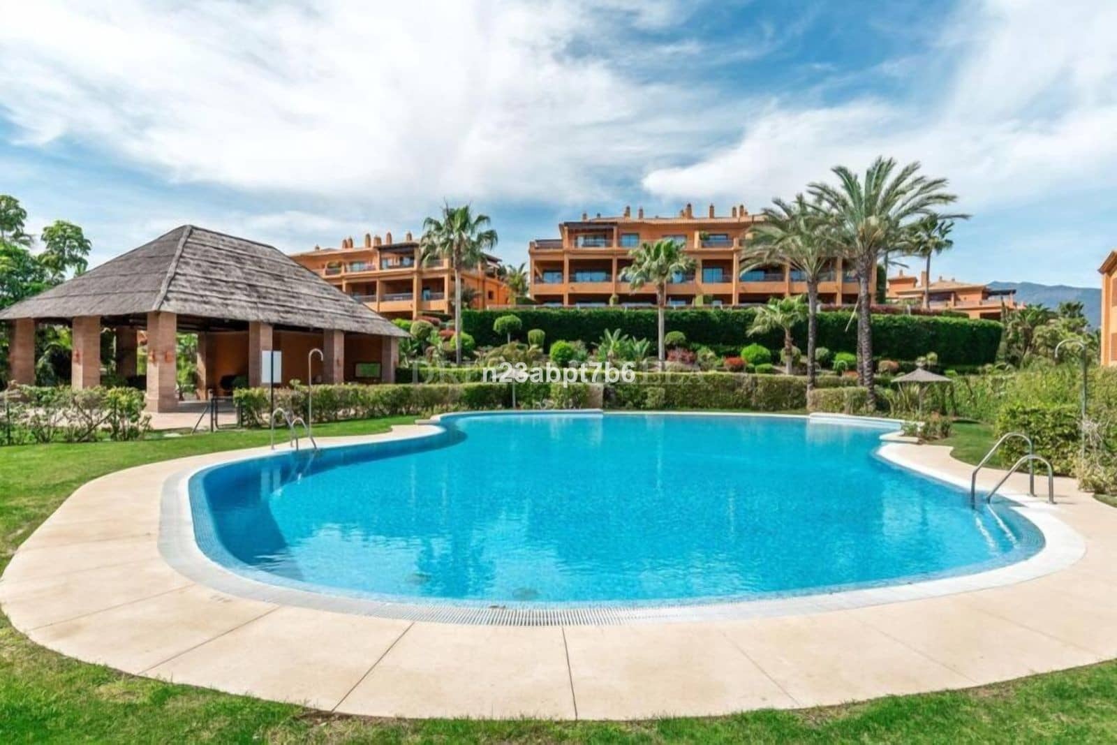 2 sypialnia Apartament do wynajęcia w Estepona z basenem garażem - 2 500 € (Ref: 10013459)