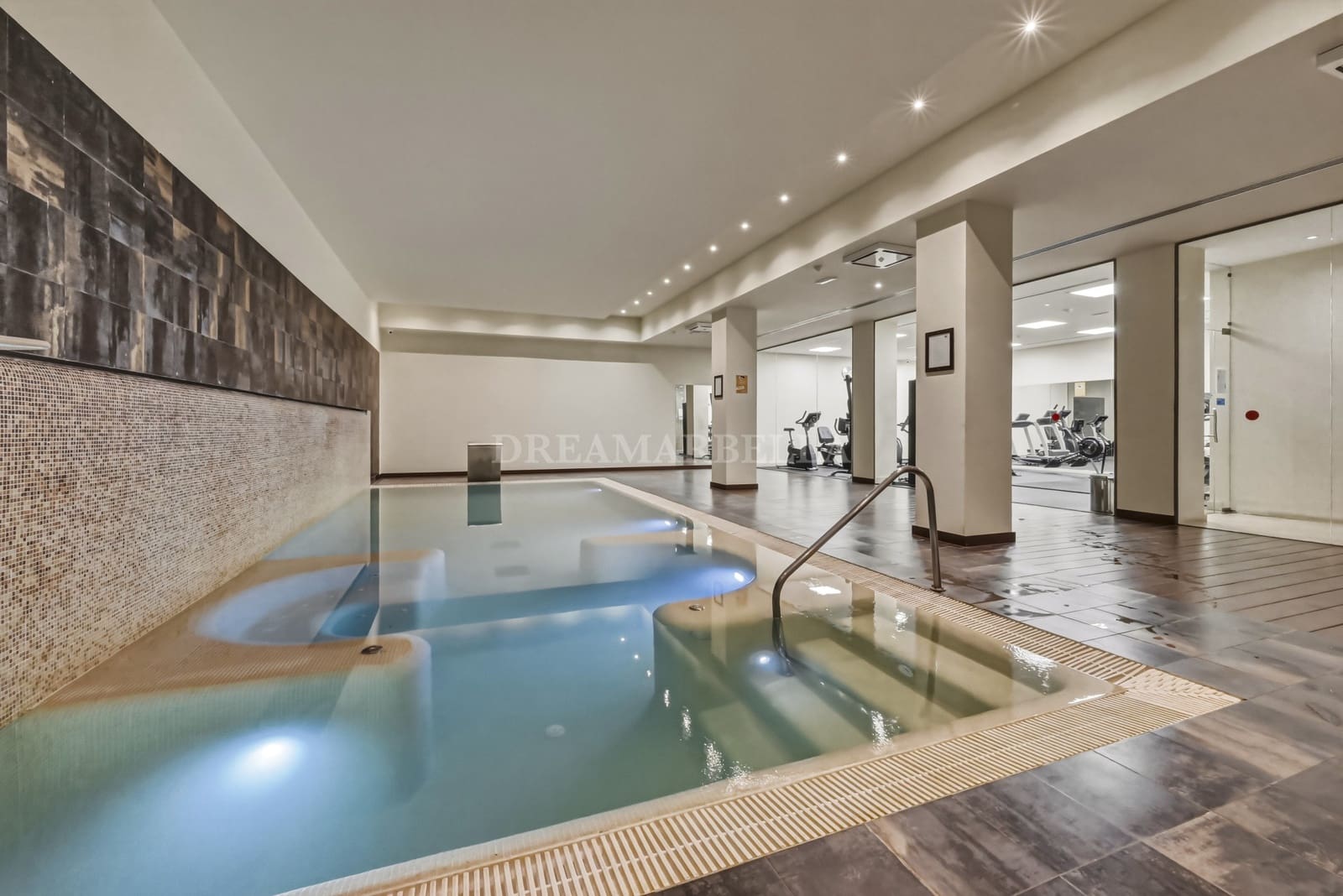 2 soverom Leilighet til salgs i Estepona med svømmebasseng garasje - € 515 000 (Ref: 9911404)