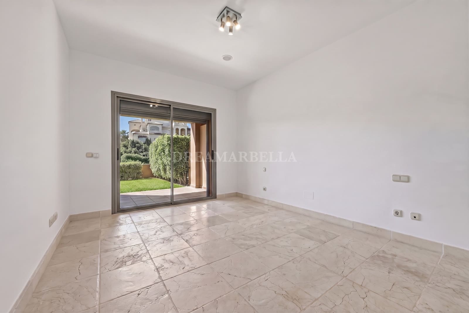 2 soverom Leilighet til salgs i Estepona med svømmebasseng garasje - € 515 000 (Ref: 9911404)
