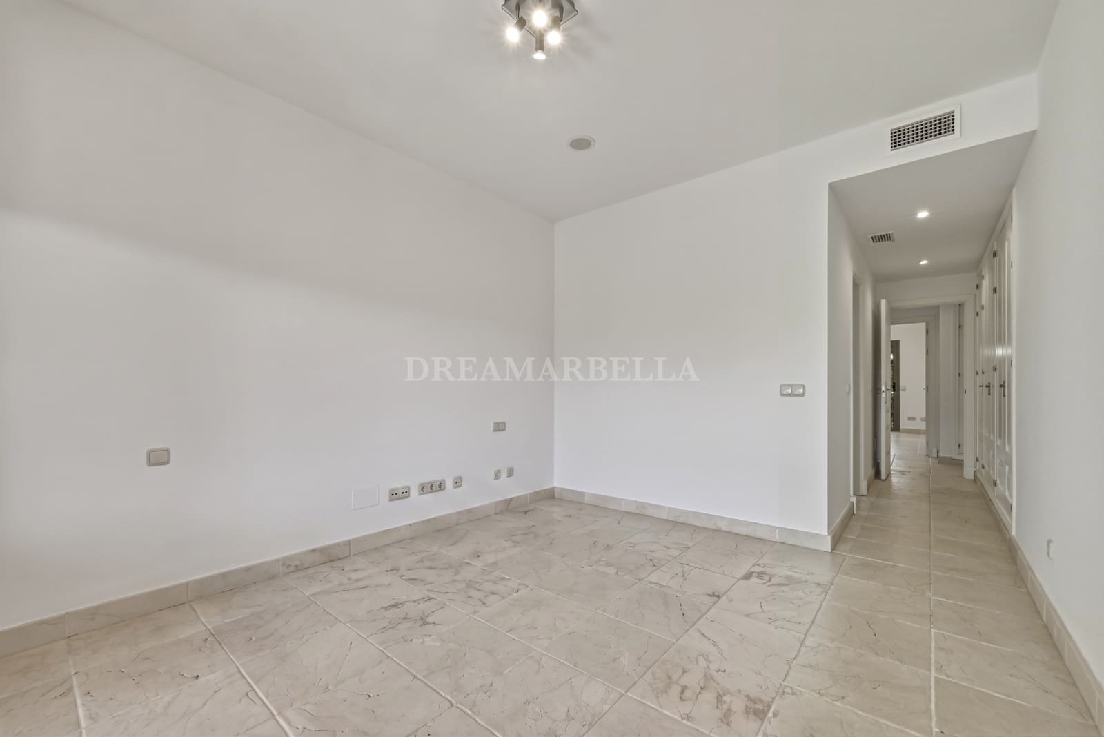 2 soverom Leilighet til salgs i Estepona med svømmebasseng garasje - € 515 000 (Ref: 9911404)