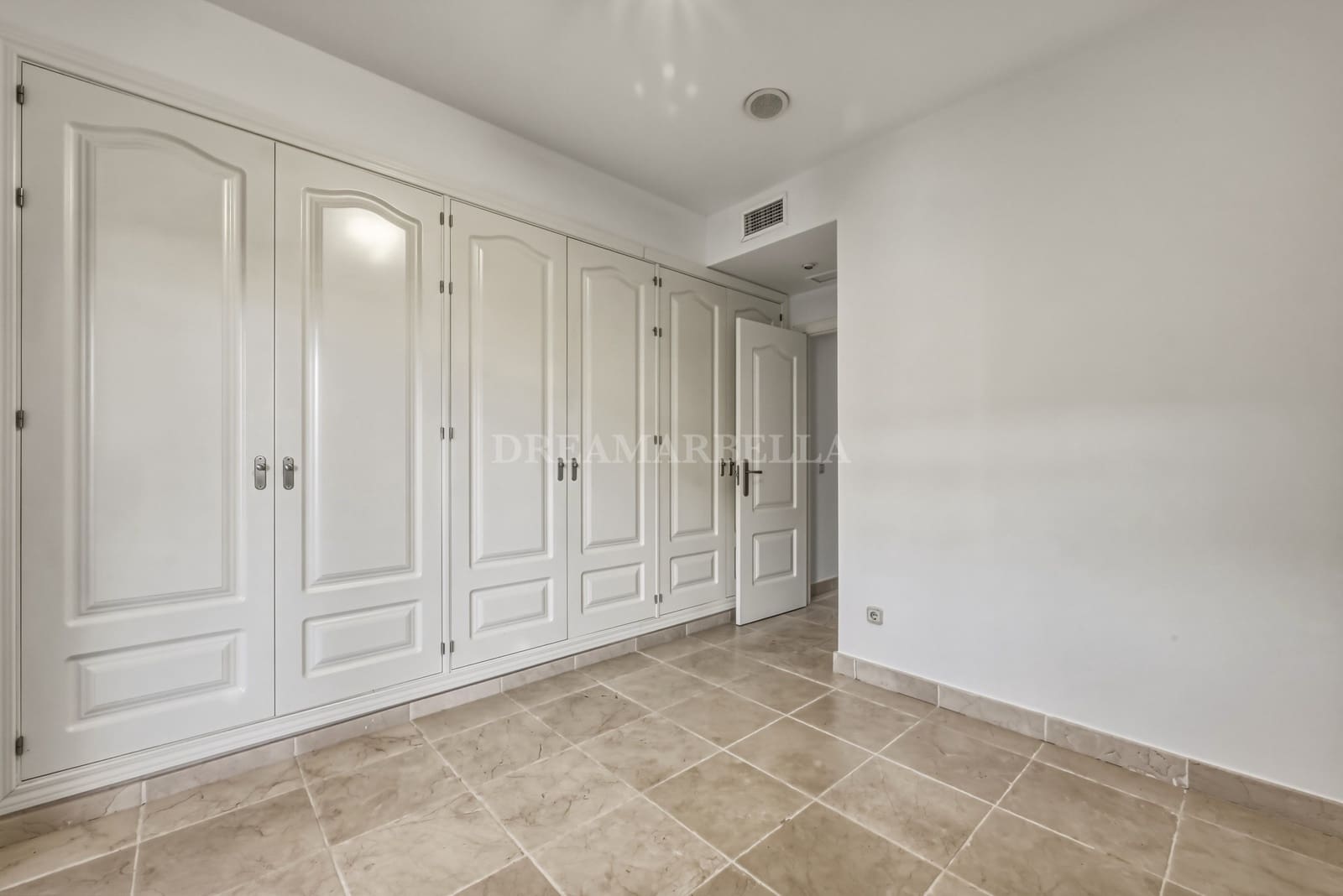 2 soverom Leilighet til salgs i Estepona med svømmebasseng garasje - € 515 000 (Ref: 9911404)
