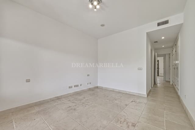 2 soverom Leilighet til salgs i Estepona med svømmebasseng garasje - € 515 000 (Ref: 9911404)