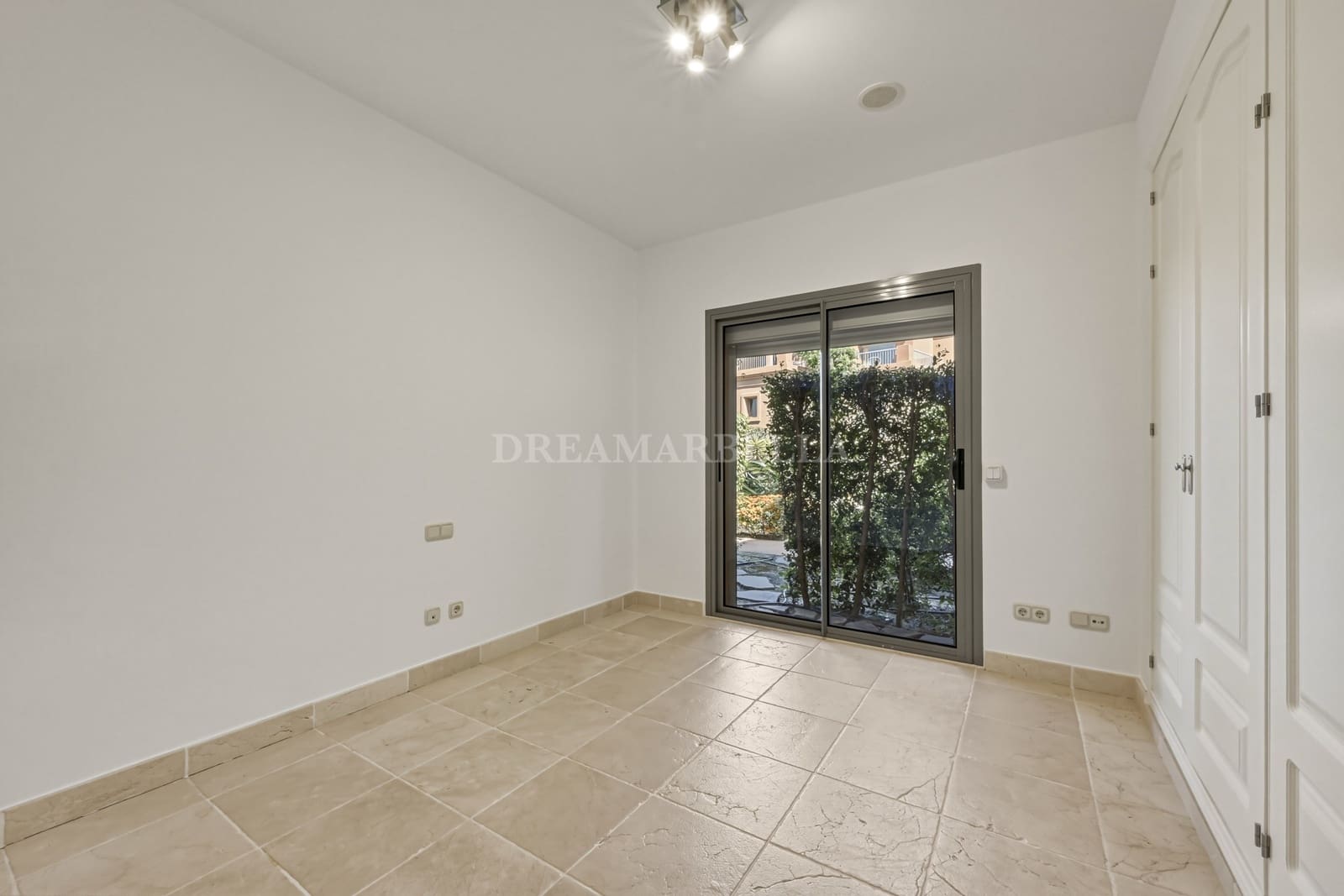 2 soverom Leilighet til salgs i Estepona med svømmebasseng garasje - € 515 000 (Ref: 9911404)