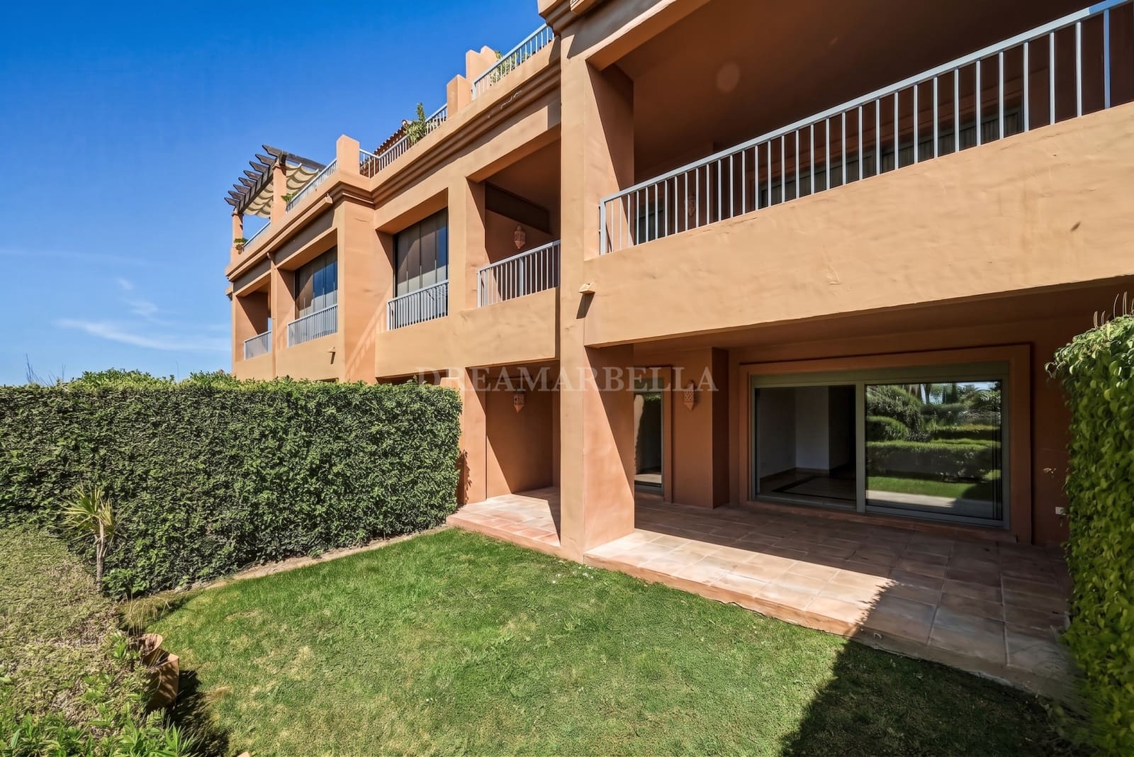 2 soverom Leilighet til salgs i Estepona med svømmebasseng garasje - € 515 000 (Ref: 9911404)