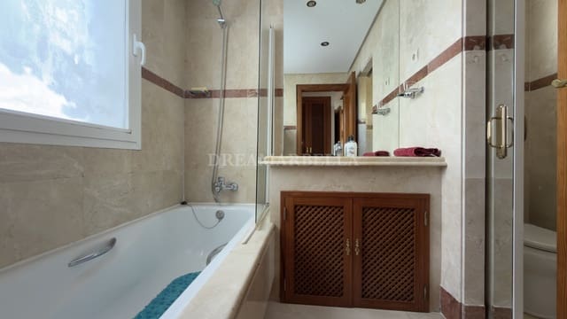 3 bedroom Apartment for sale in Costalita, Estepona with pool garage - € 715,000 (Ref: 9911405)