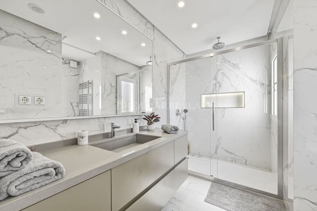 3 bedroom Penthouse for sale in Marbella with pool garage - € 1,250,000 (Ref: 9911406)