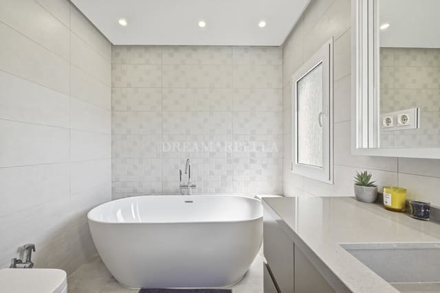 3 bedroom Penthouse for sale in Marbella with pool garage - € 1,250,000 (Ref: 9911406)