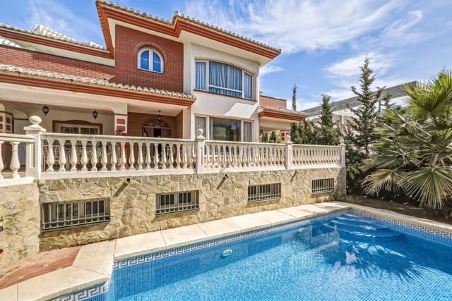 5 makuuhuone Huvila myytävänä paikassa Benalmádena mukana uima-altaan 
autotalli - 949 000 € (Ref: 9911407)
