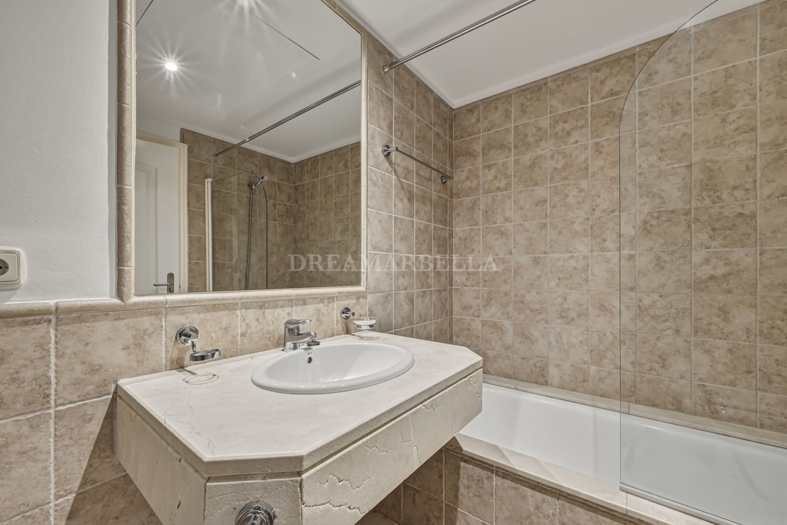 2 soveværelse Lejlighed til salg i Estepona med swimmingpool garage - € 455.000 (Ref: 9911410)