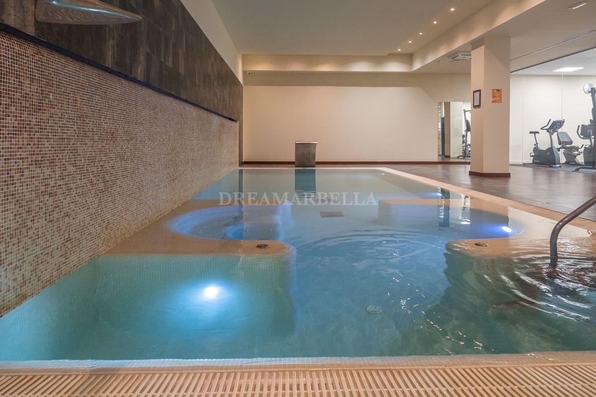 Apartamento de 2 habitaciones en Estepona en venta con piscina garaje - 455.000 € (Ref: 9911410)