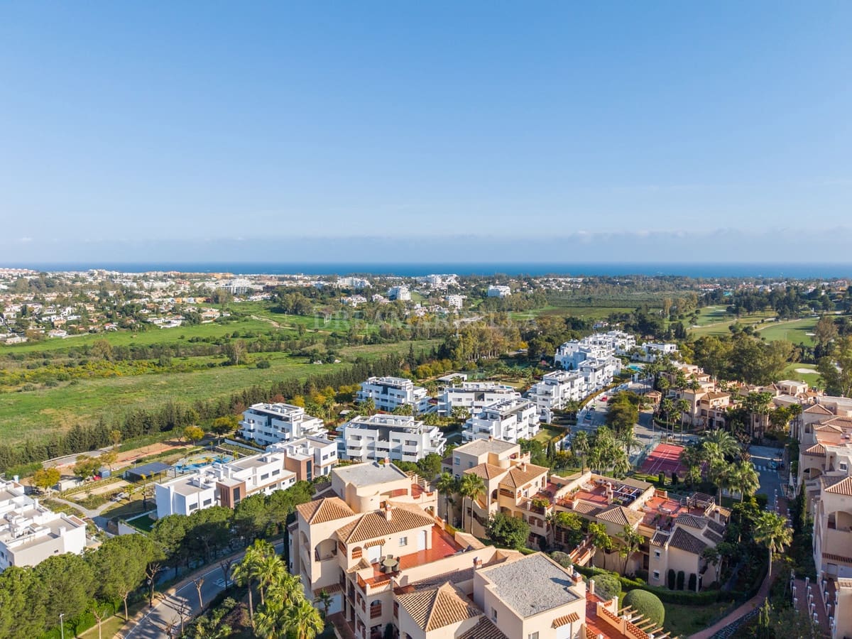 Apartamento de 2 habitaciones en Estepona en venta con piscina garaje - 455.000 € (Ref: 9911410)