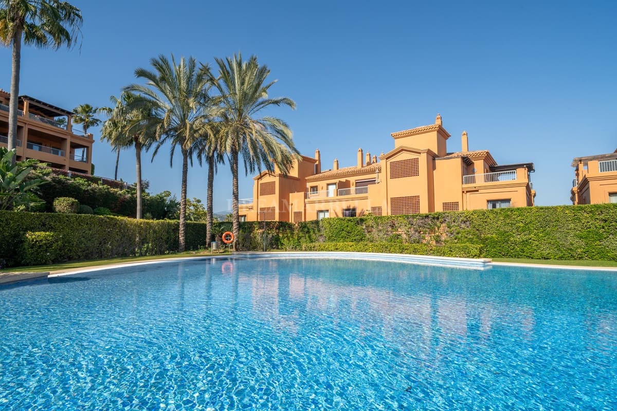 Apartamento de 2 habitaciones en Estepona en venta con piscina garaje - 455.000 € (Ref: 9911410)