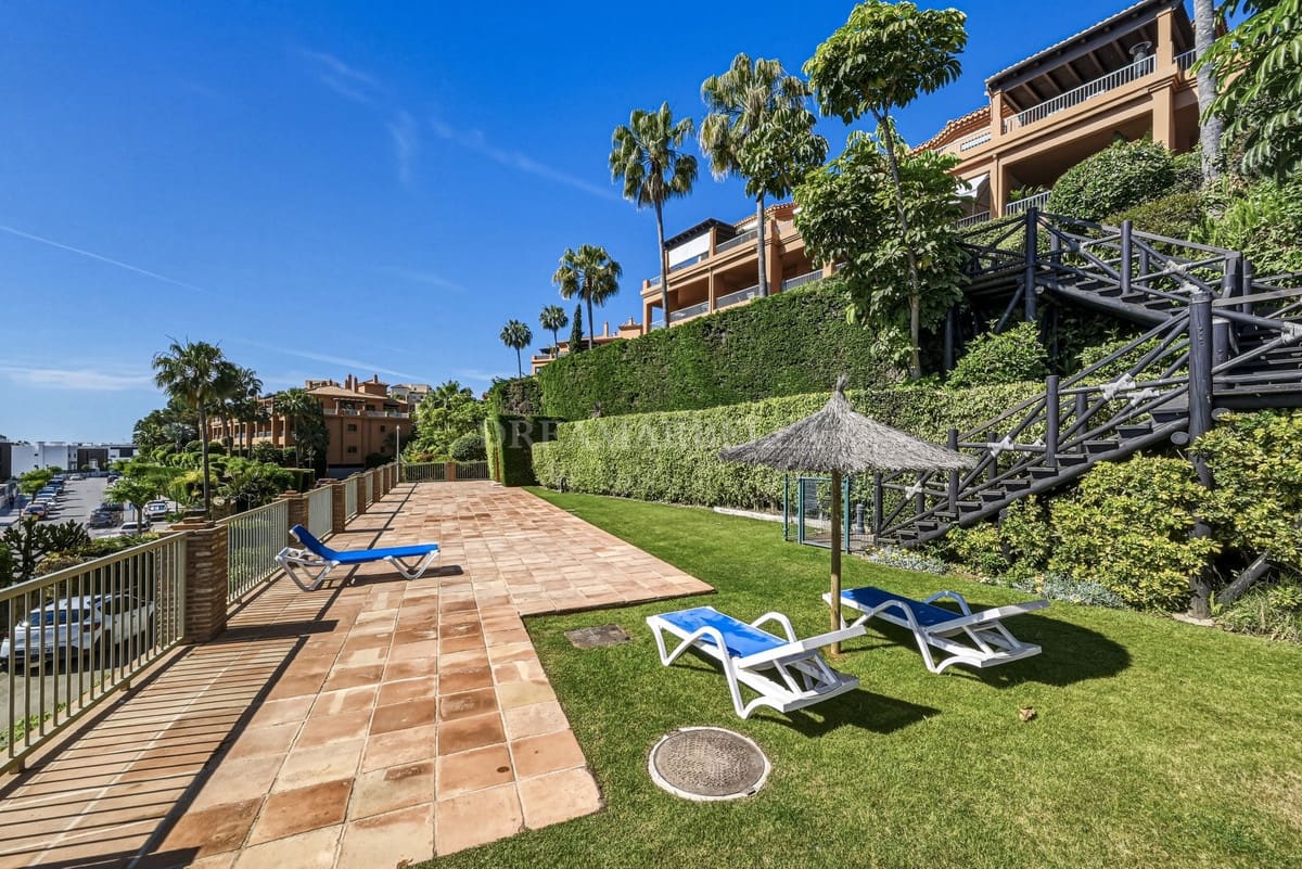 Apartamento de 2 habitaciones en Estepona en venta con piscina garaje - 455.000 € (Ref: 9911410)