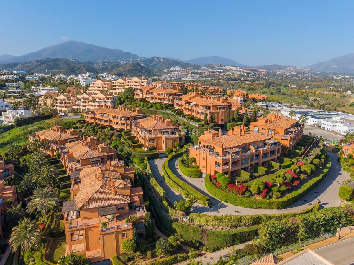Apartamento de 2 habitaciones en Estepona en venta con piscina garaje - 455.000 € (Ref: 9911410)