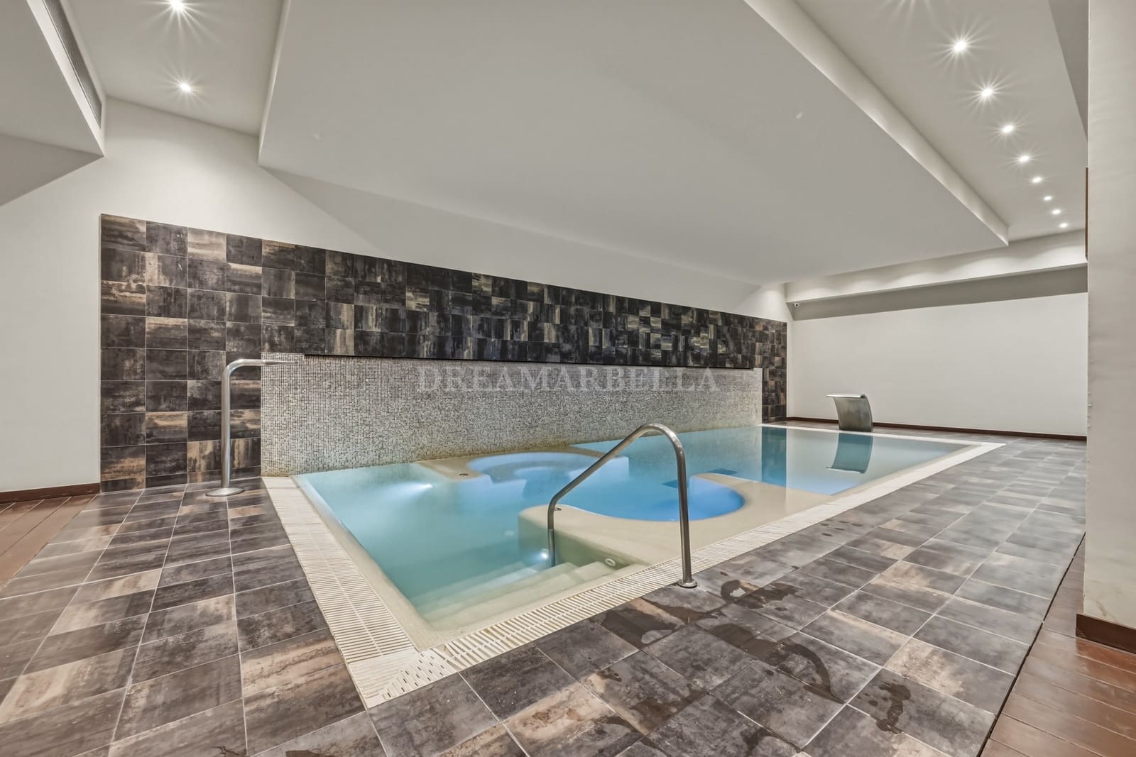 Apartamento de 2 habitaciones en Estepona en venta con piscina garaje - 455.000 € (Ref: 9911410)