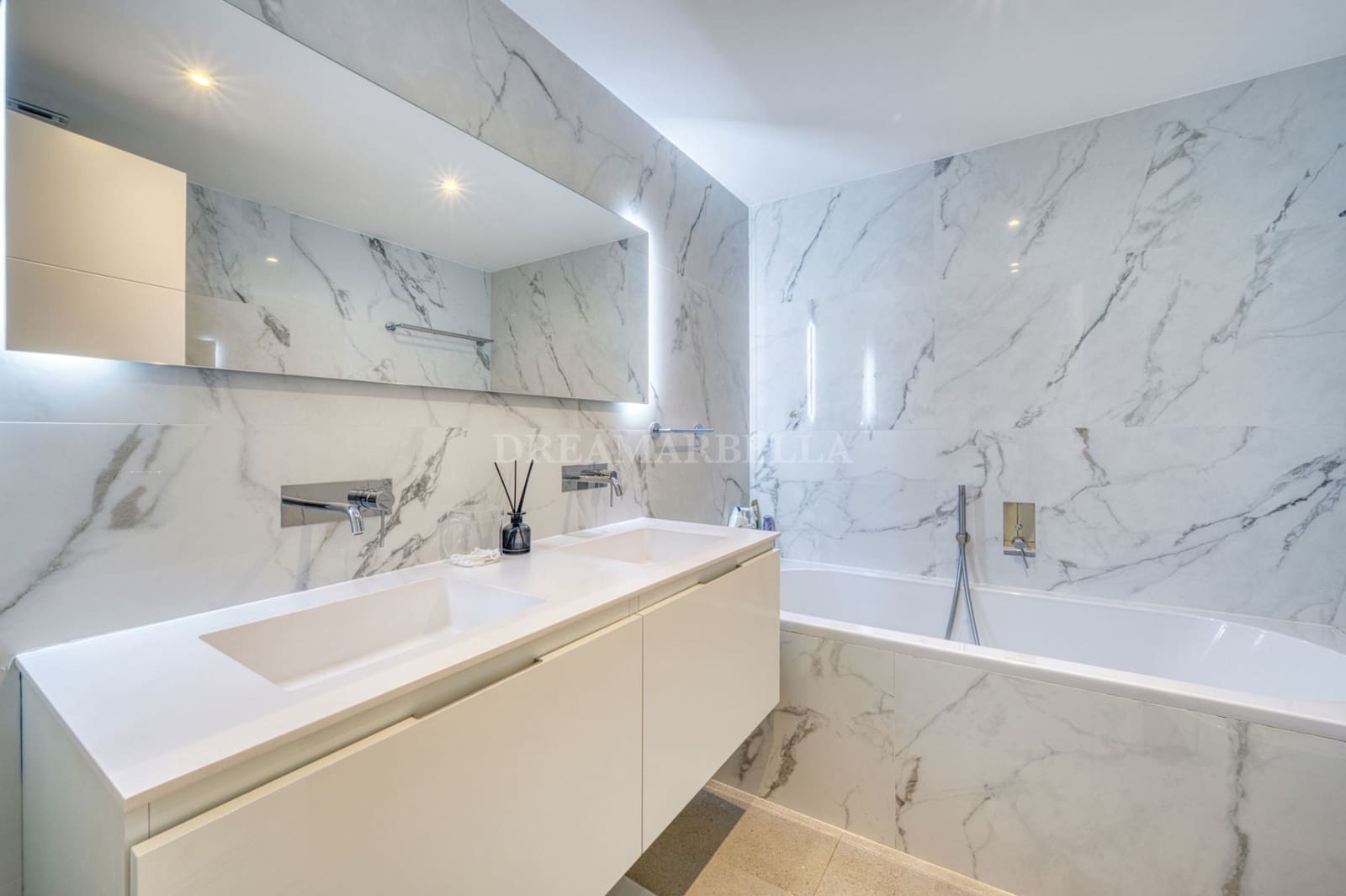 4 sypialnia Penthouse na sprzedaż w San Pedro de Alcantara z garażem - 850 000 € (Ref: 9911418)