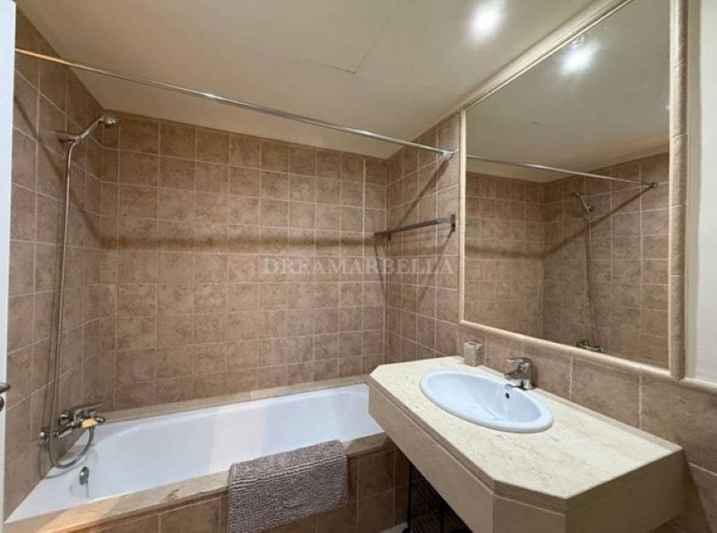 Appartement de 2 chambres à louer à Benahavis avec piscine garage - 2 500 € (Ref: 9911420)