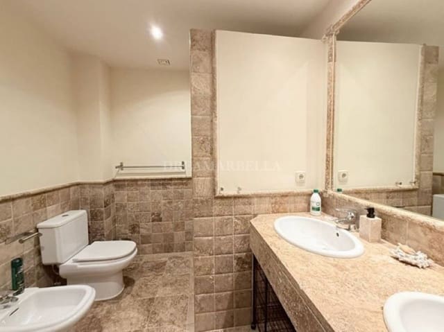 Appartement de 2 chambres à louer à Benahavís avec piscine garage - 2 500 € (Ref: 9911420)