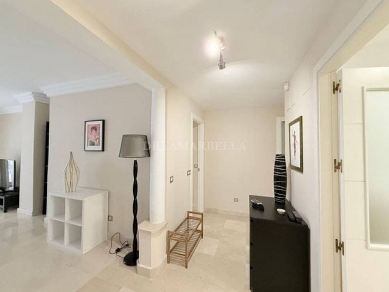 Appartement de 2 chambres à louer à Benahavis avec piscine garage - 2 500 € (Ref: 9911420)