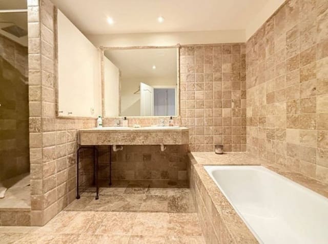 Appartement de 2 chambres à louer à Benahavís avec piscine garage - 2 500 € (Ref: 9911420)