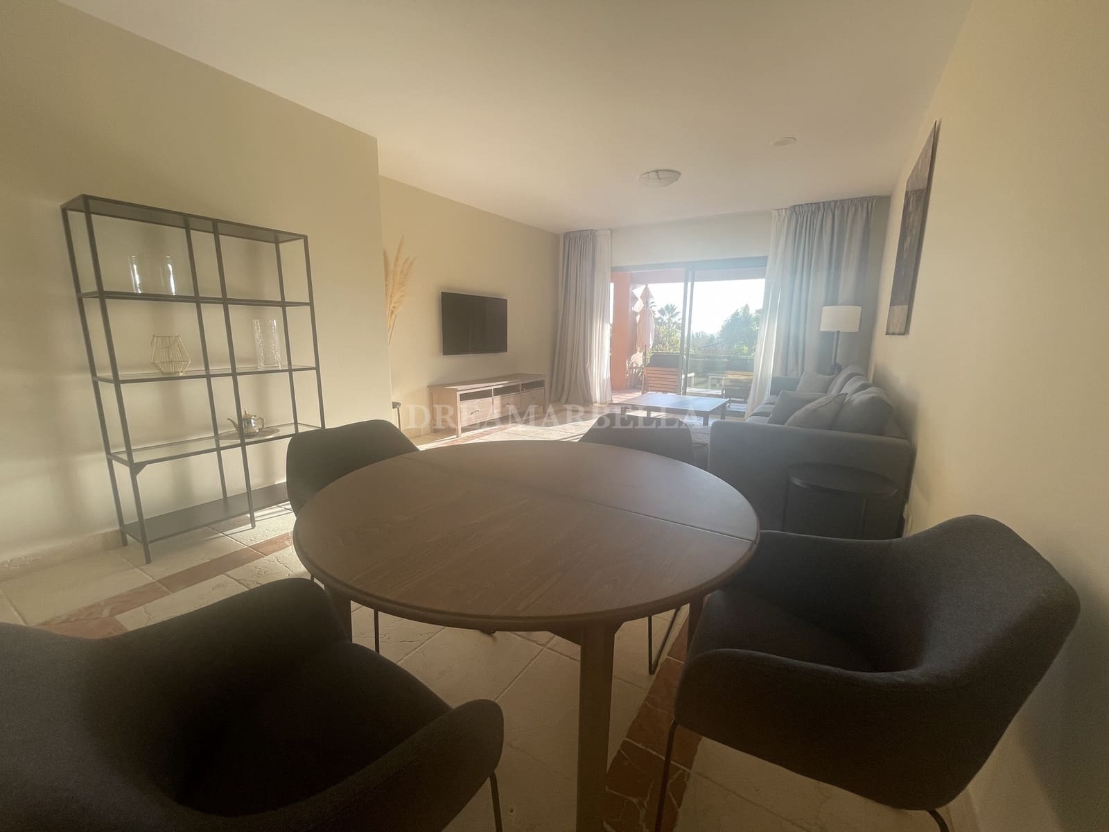 Appartement de 2 chambres à louer à Benahavis avec piscine garage - 2 500 € (Ref: 9911420)