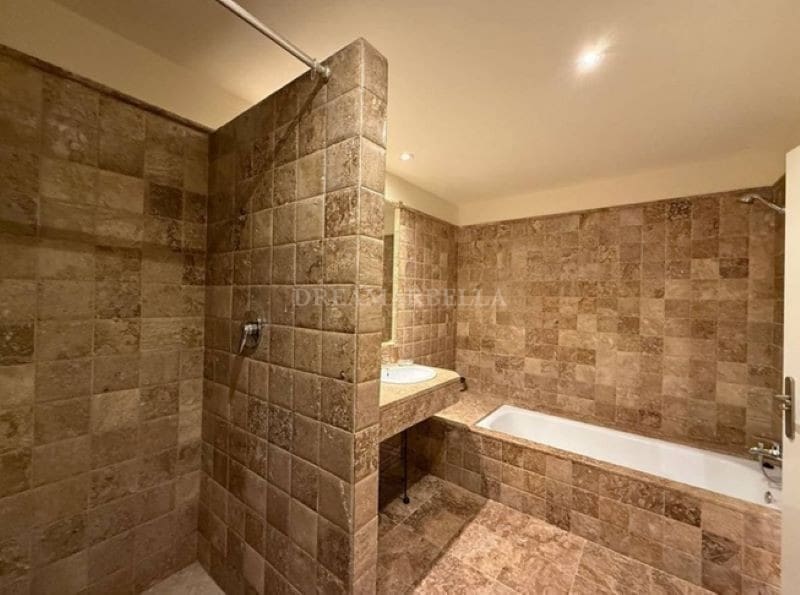 2 bedroom Apartment for holiday rental in Benahavis with pool garage - € 1,125 (Ref: 9911421)