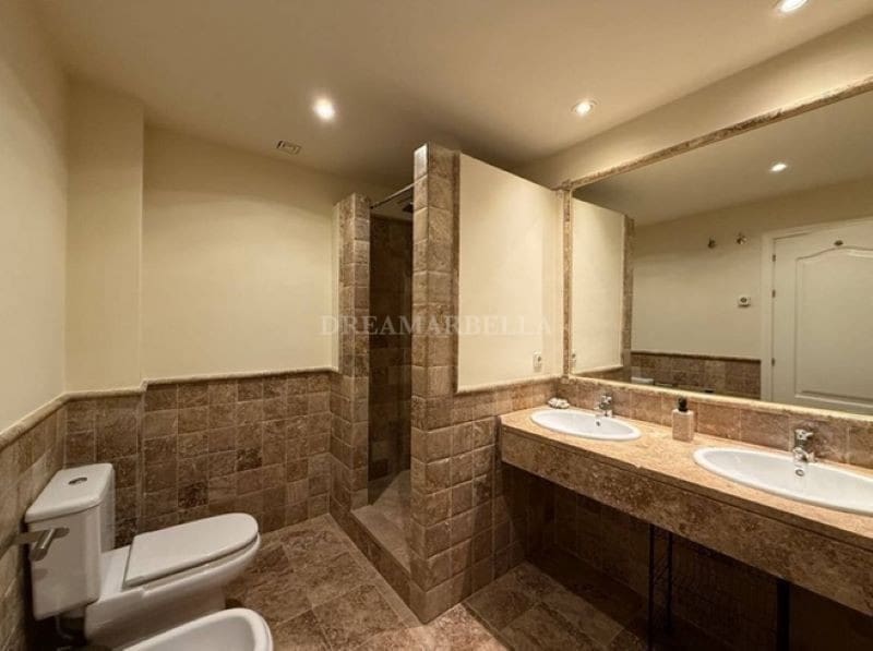 2 bedroom Apartment for holiday rental in Benahavis with pool garage - € 1,125 (Ref: 9911421)