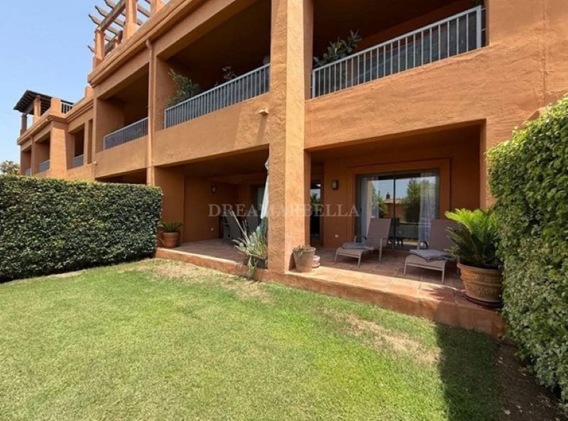 2 bedroom Apartment for holiday rental in Benahavis with pool garage - € 1,125 (Ref: 9911421)