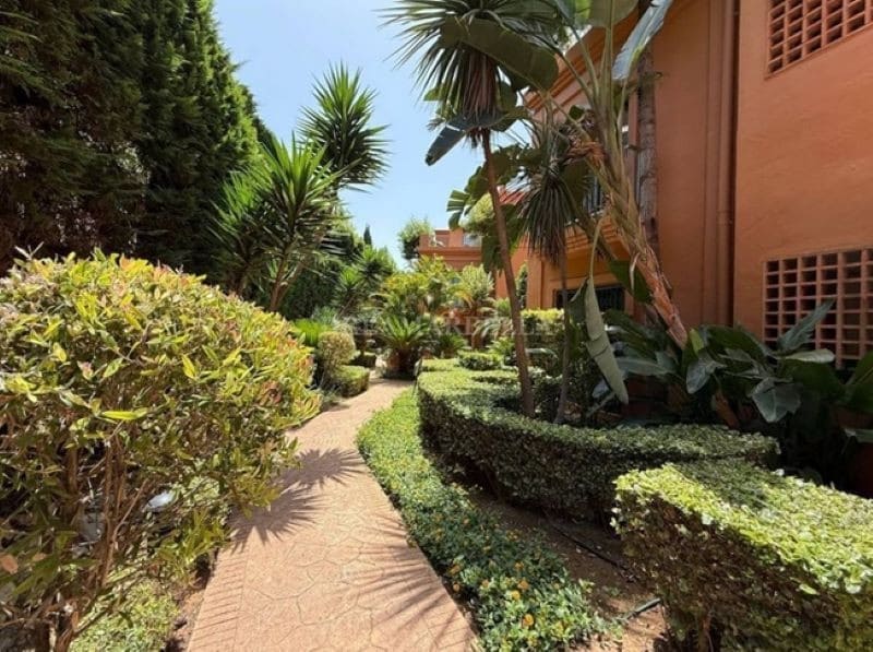 2 bedroom Apartment for holiday rental in Benahavis with pool garage - € 1,125 (Ref: 9911421)