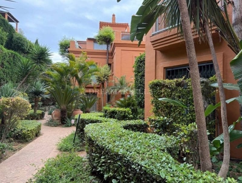 2 bedroom Apartment for holiday rental in Benahavis with pool garage - € 1,125 (Ref: 9911421)