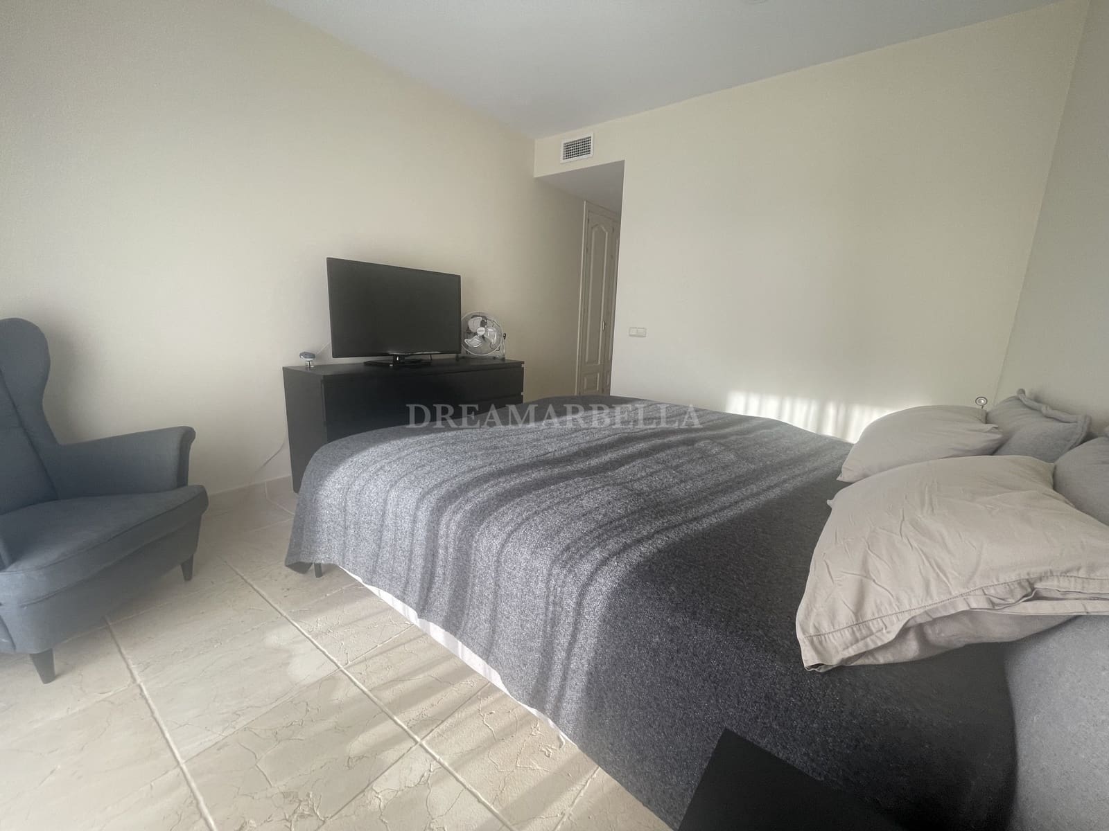 2 bedroom Apartment for holiday rental in Benahavis with pool garage - € 1,125 (Ref: 9911421)