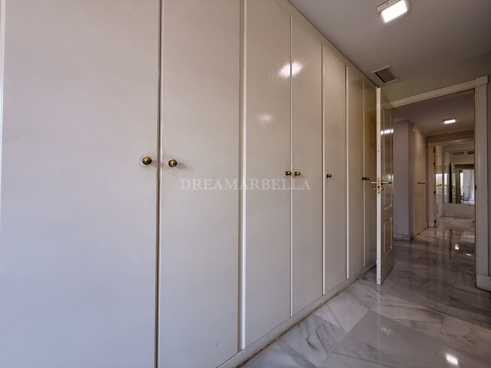 2 Zimmer Apartment zu vermieten in Estepona mit Pool Garage - 2.400 € (Ref: 9911422)