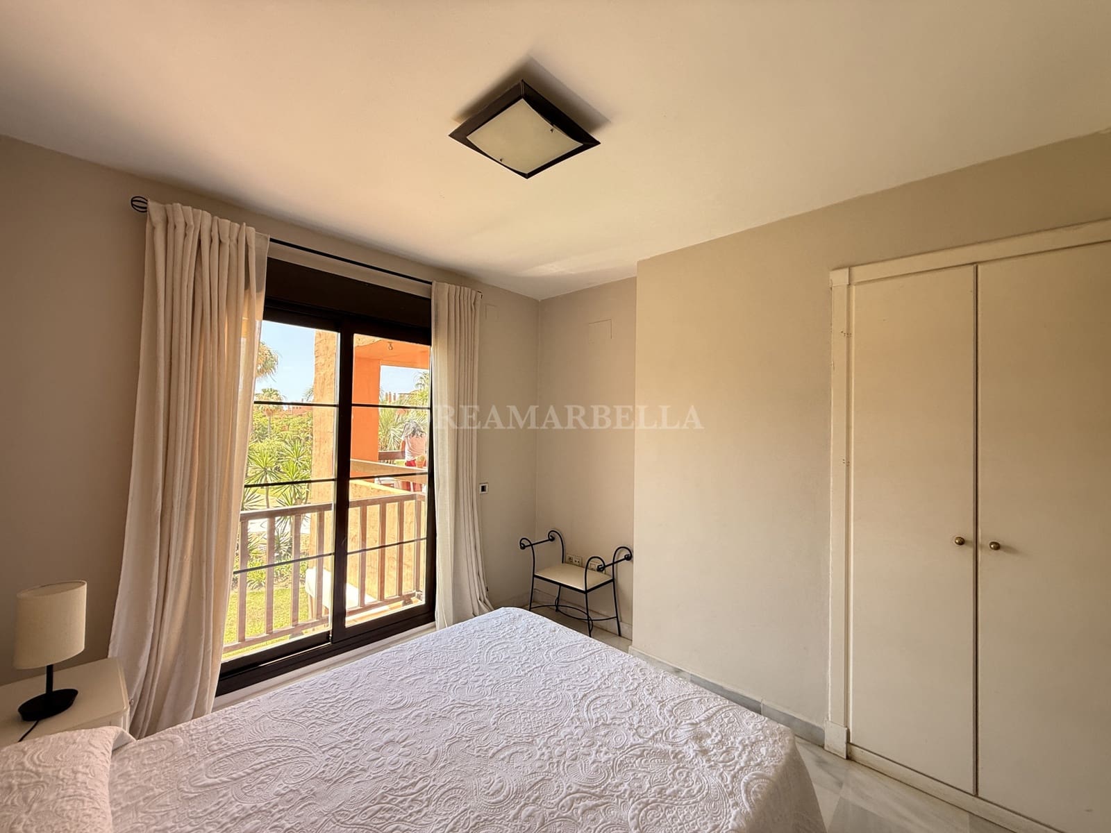 2 Zimmer Apartment zu vermieten in Estepona mit Pool Garage - 2.400 € (Ref: 9911422)