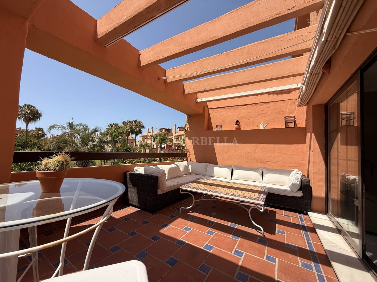 2 Zimmer Apartment zu vermieten in Estepona mit Pool Garage - 2.400 € (Ref: 9911422)