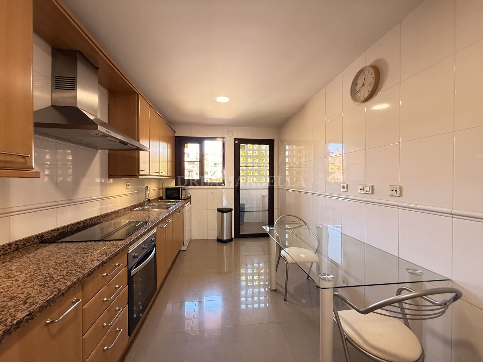 2 Zimmer Apartment zu vermieten in Estepona mit Pool Garage - 2.400 € (Ref: 9911422)